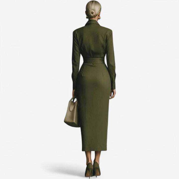 Elegante vestito midi donna verde, perfetto per l'autunno e primavera, con colletto a camicia e dettagli drappeggiati.