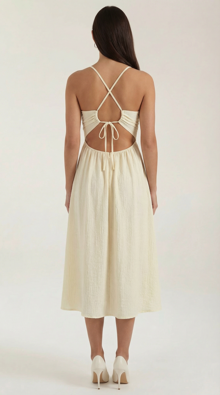 Elegante abito midi donna beige con collo all'americana e cut-out. Stile moderno per cene e appuntamenti estivi.