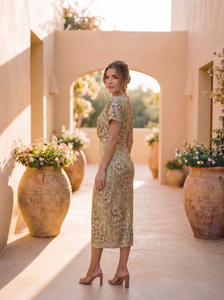 Abito da cocktail midi donna beige, con nodo twist e accattivante stampa animalier metallica. Stile unico.