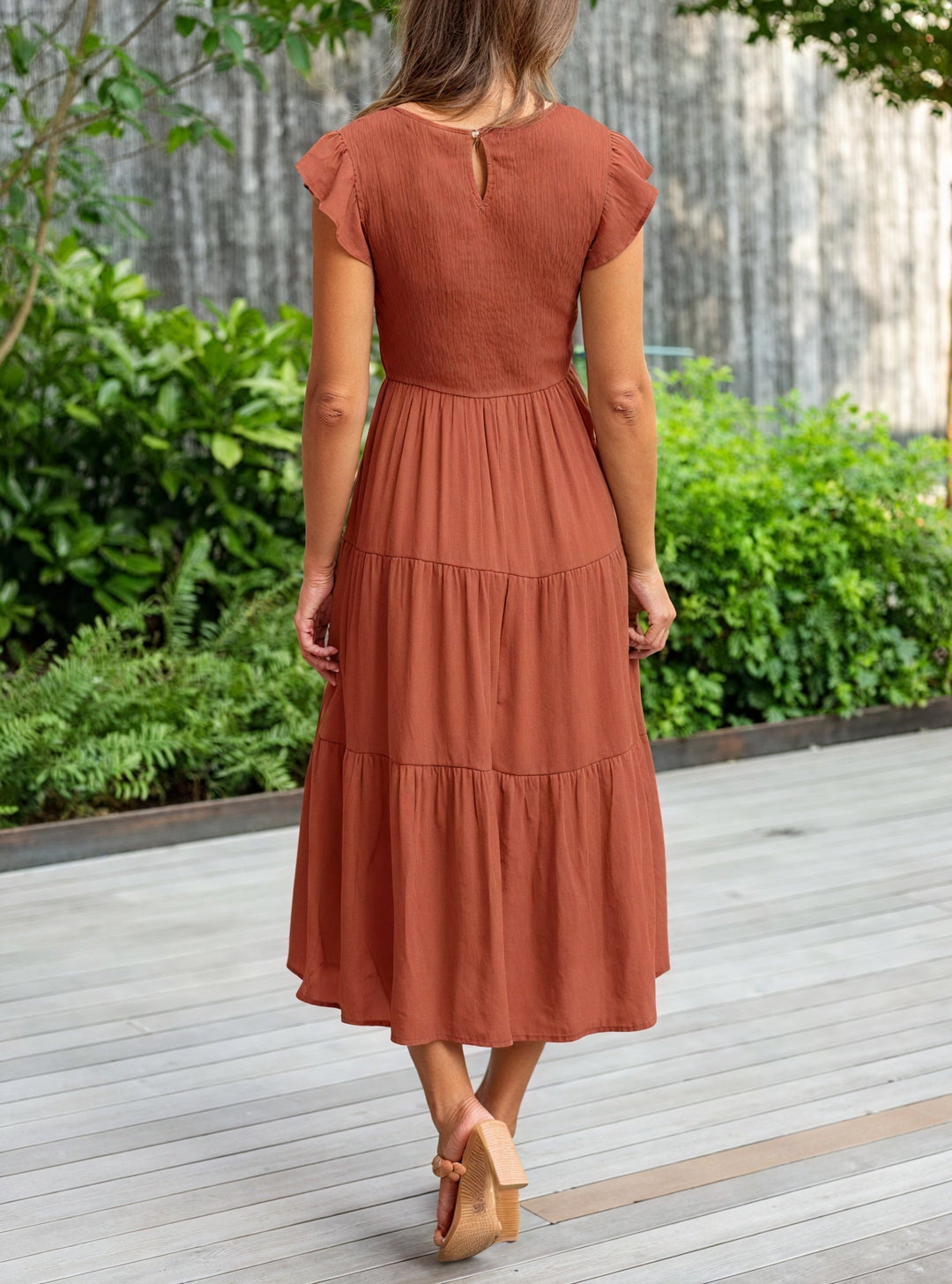 Delizioso abito midi donna svasato, con balze. Vestito estivo con maniche corte e scollo rotondo per charme.