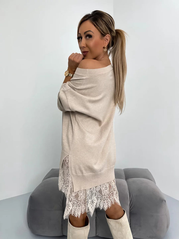 Mini abito donna elegante e casual. Vestito oversize in maglia con dettagli in pizzo, stile romantico.