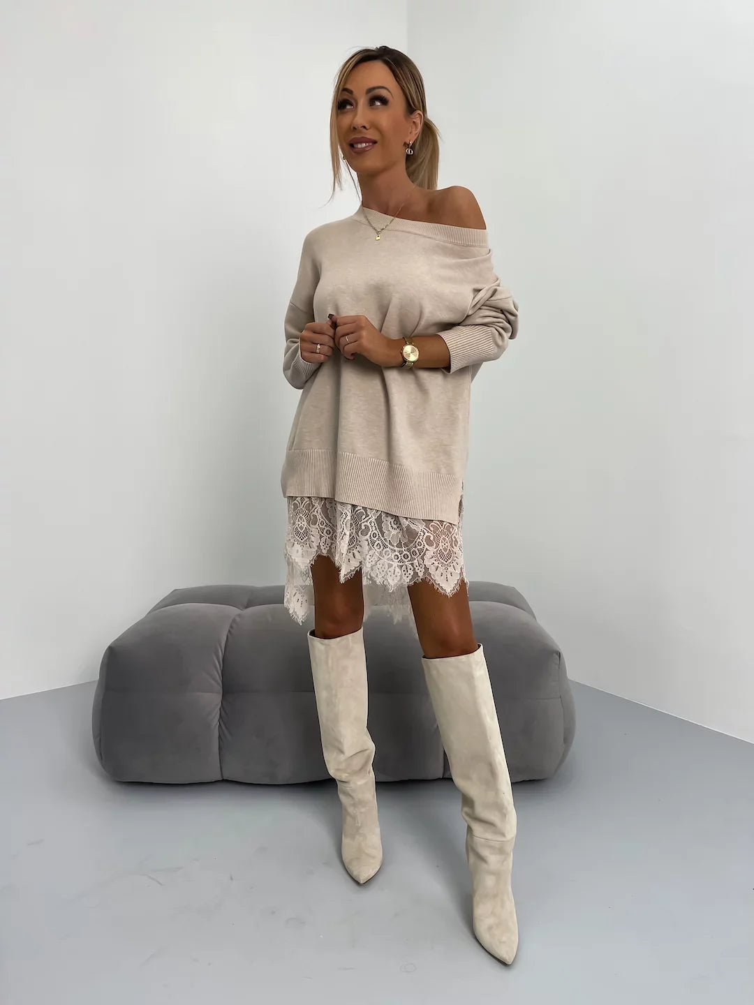 Abito mini donna oversize stile maglione con orlo romantico in pizzo. Perfetto per autunno e inverno.