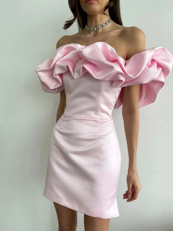 Elegante abito sartoriale mini donna off-shoulder con volant. Perfetto per un look raffinato e chic.