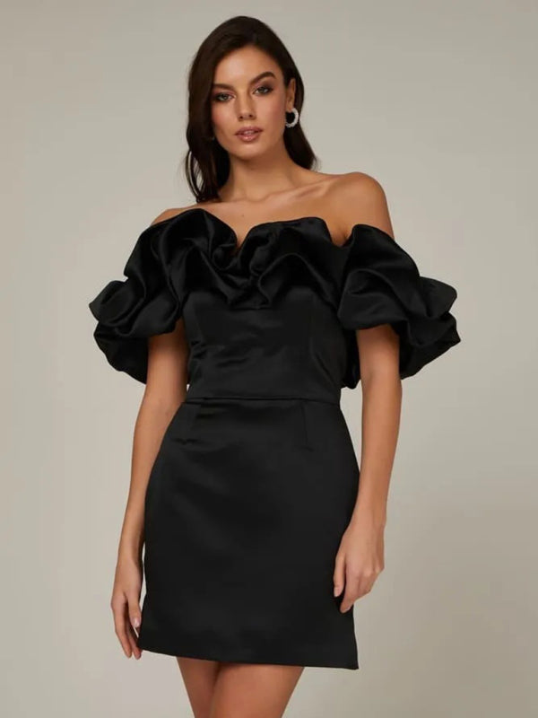 Chic abito mini donna off-shoulder a volant. Ideale per serate speciali e look elegante estivo.