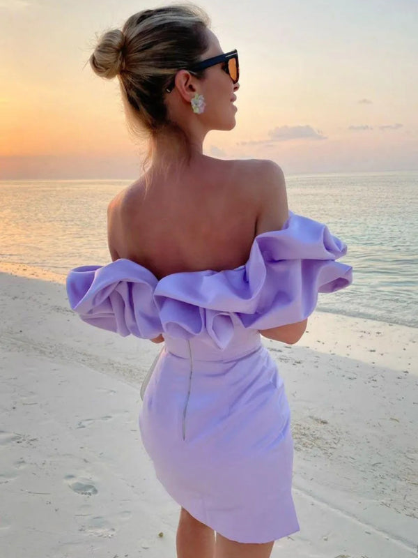 Abito da party mini donna off-shoulder con volant. Stile elegante per serate estive e occasioni speciali.