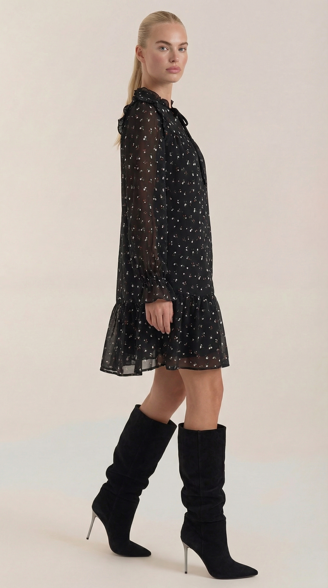 Mini abito donna nero con maniche lunghe e volant, ideale per serate eleganti e autunno inverno.