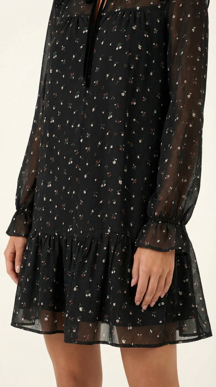 Vestito nero elegante da donna con fiocco al collo e volant, ottimo per feste e cocktail romantici.