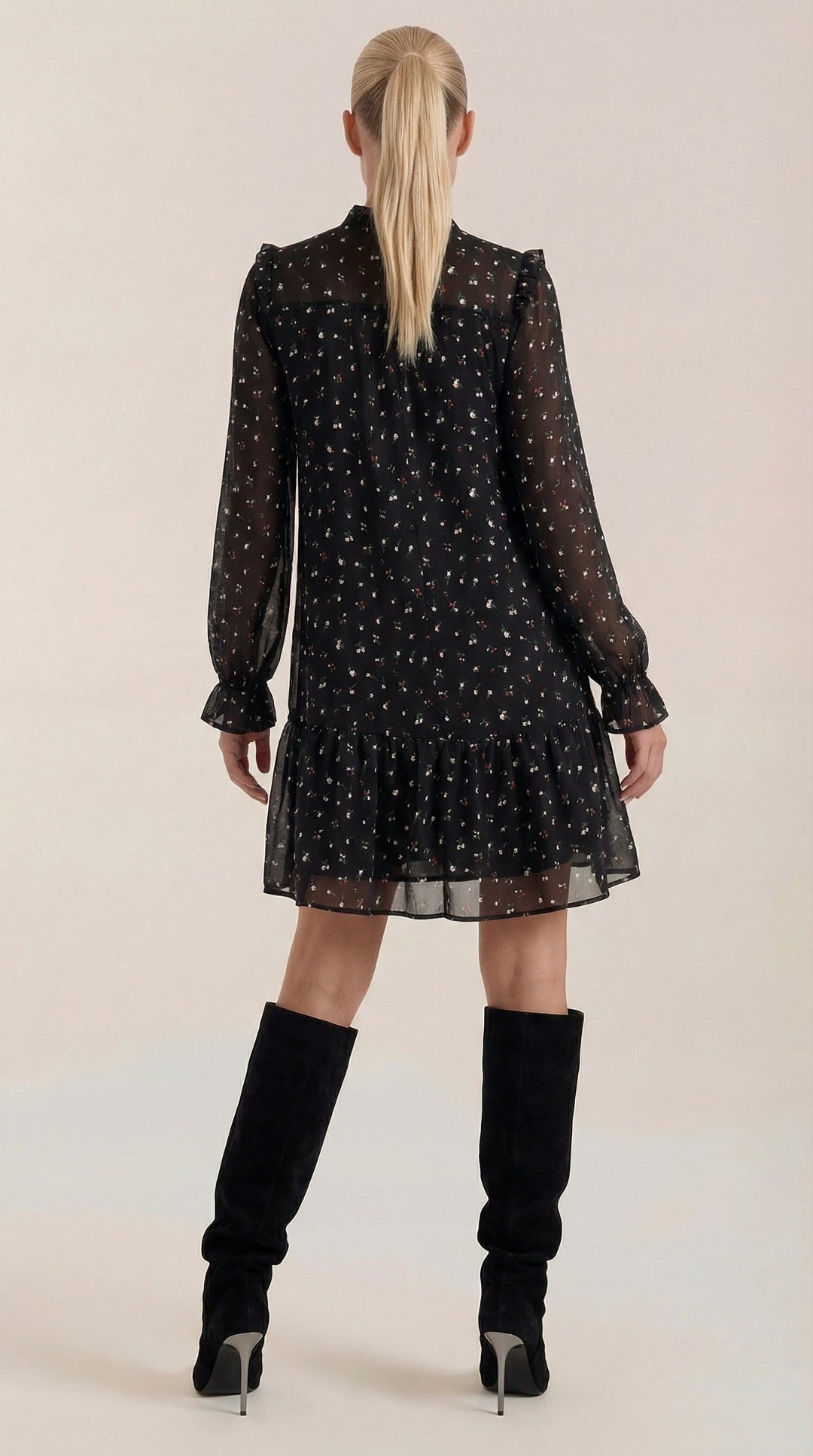 Abito donna autunno inverno nero con maniche lunghe, volant e fiocco, stile elegante e romantico.
