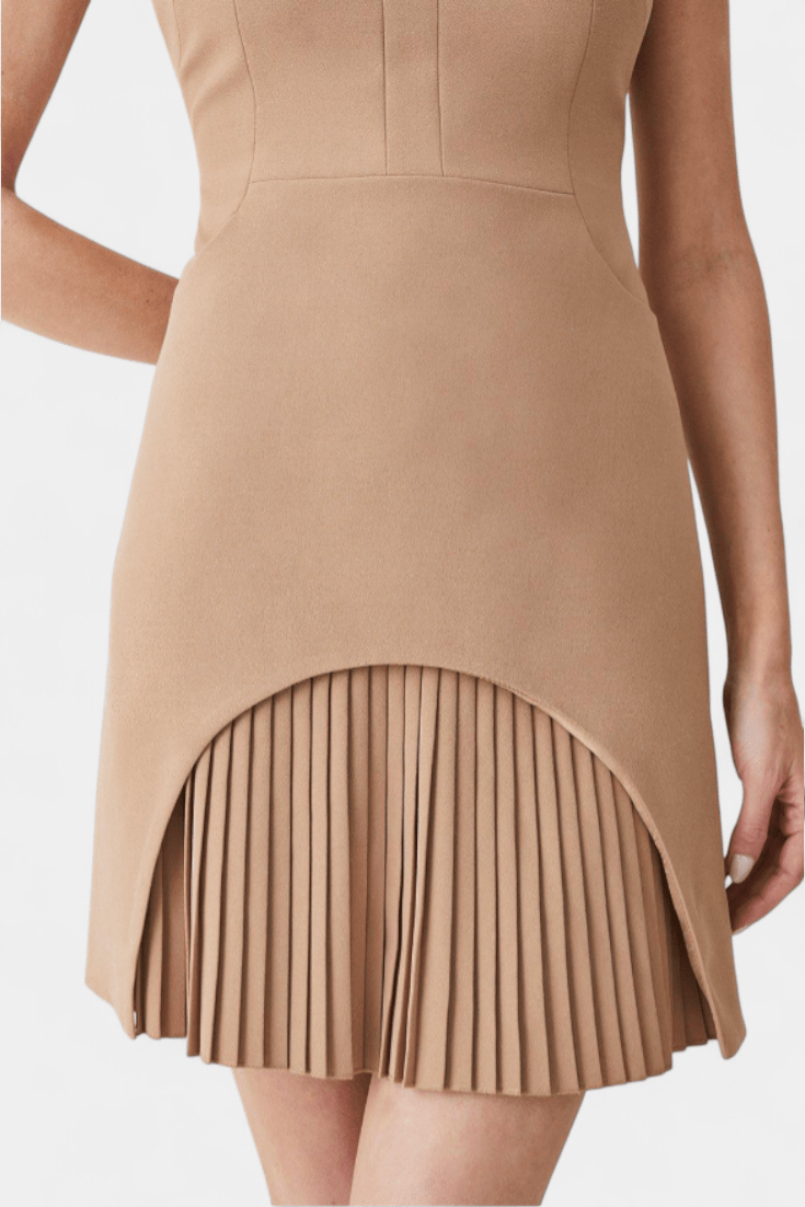Abito plissettato per donna, eleganza sartoriale con orlo a ruota, ideale per eventi.