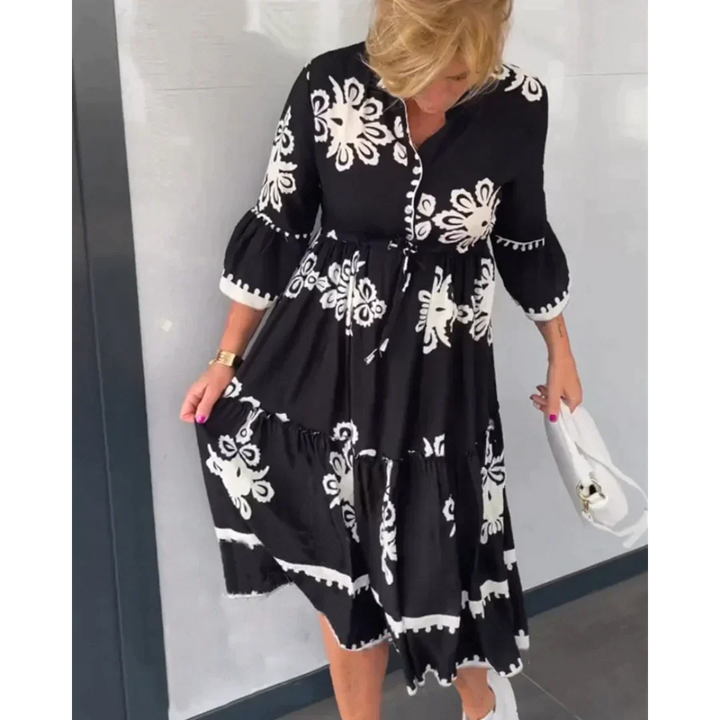 Donna che indossa un abito fluido midi con fantasia floreale e cintura regolabile, per un look estivo casual chic.