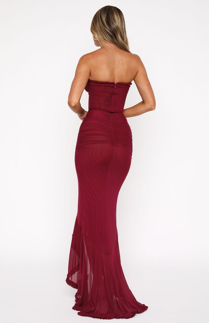 Vestito lungo donna rosso per cerimonia, senza spalline, aderente con balza. Abito elegante per feste e serate.