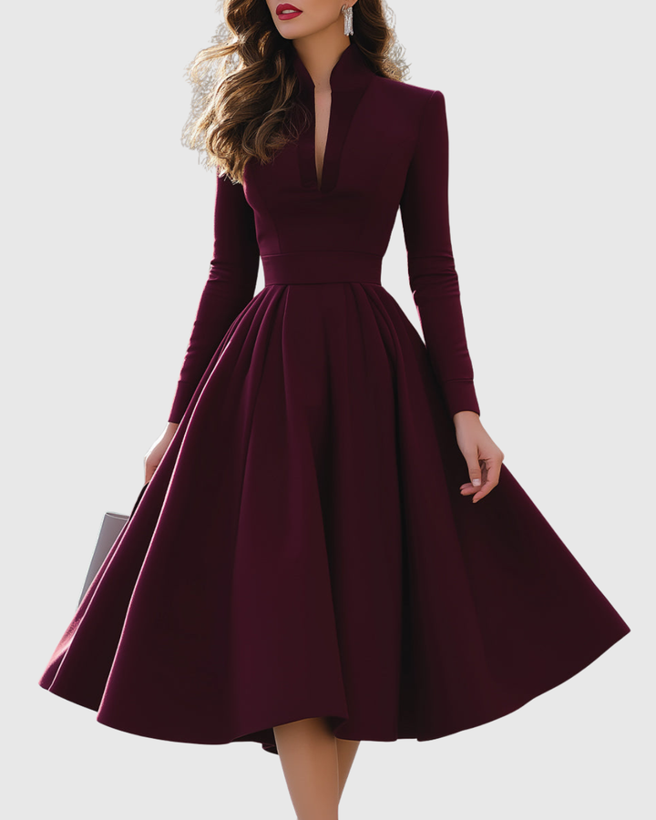 Abito midi donna rosso scuro a maniche lunghe, con vita sottile e gonna svasata. Perfetto per un look raffinato.