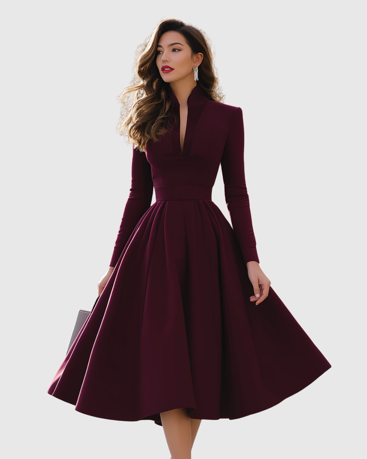 Abito midi donna elegante rosso scuro con scollo a V, maniche lunghe e gonna svasata. Vita sottile.