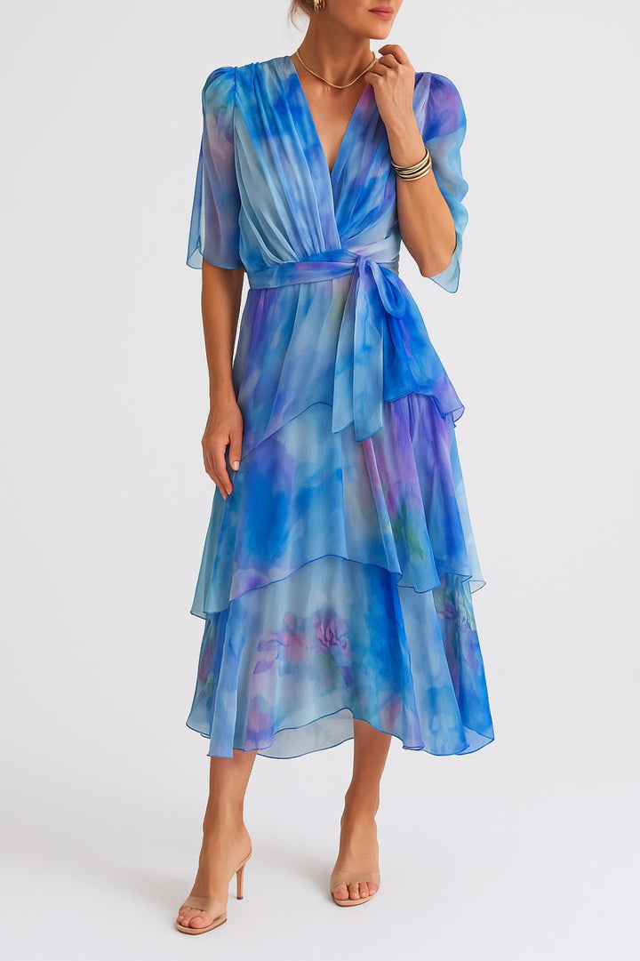 Abito midi donna a portafoglio con stampa acquerello blu, look elegante e fluido, perfetto per l'estate.