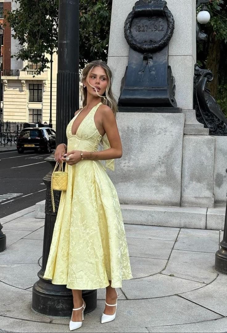 Vestito midi donna elegante senza maniche, giallo tenue, con spalline regolabili per una vestibilità perfetta.