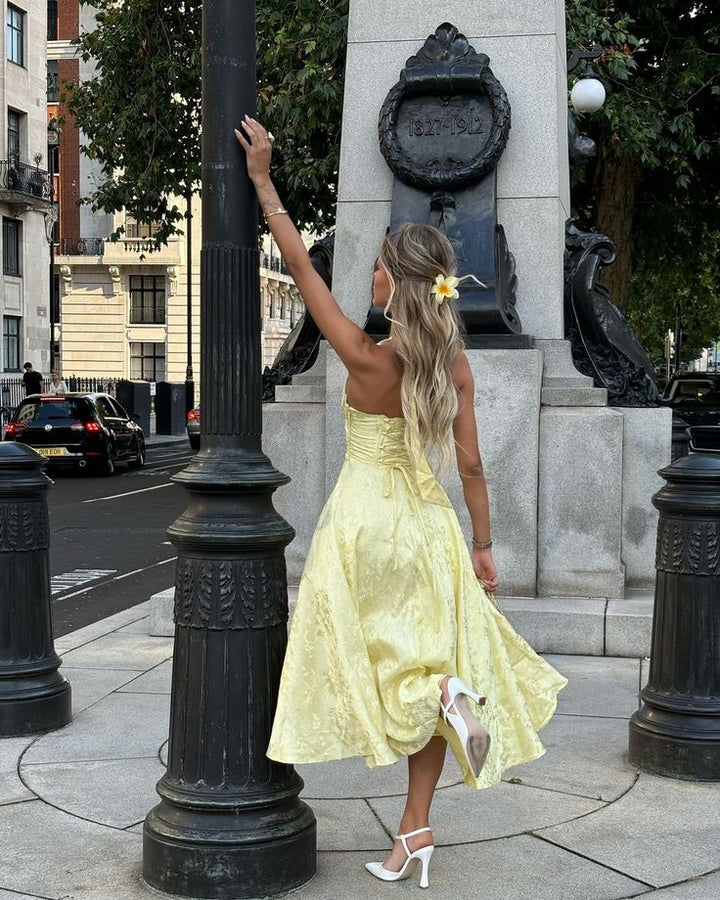 Abito midi giallo donna senza maniche, con scollo a V e cinturino regolabile per enfatizzare la figura. Elegante e versatile.