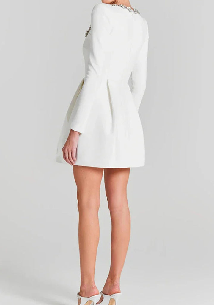 Abito da donna elegante mini, con scollo quadrato gioiello. Un vestito chic che esalta la figura, moda femminile raffinata.