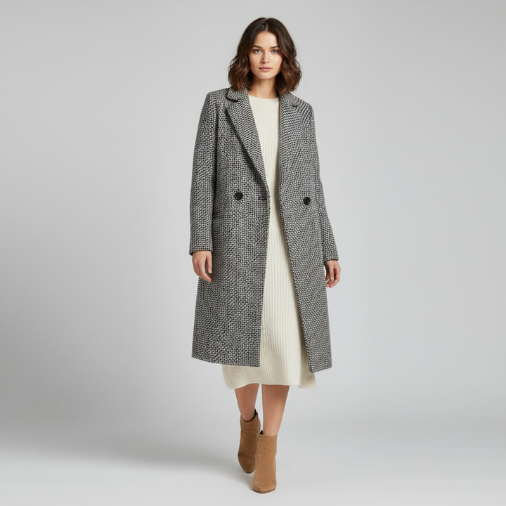 Cappotto lungo donna elegante a quadri bianco e nero, doppiopetto con ampi revers, perfetto per l'inverno alla moda.