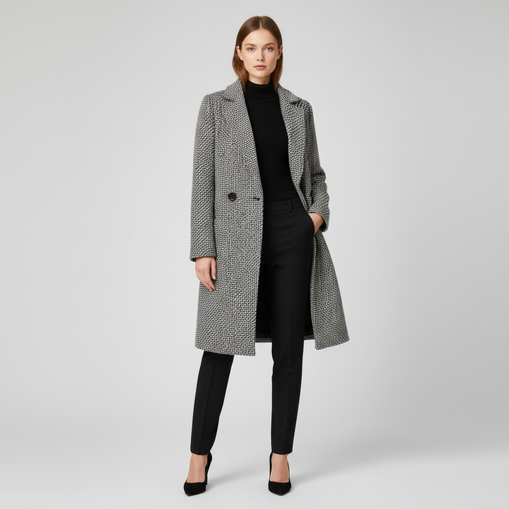 Cappotto donna lungo a quadri, fantasia bianco e nero, design doppiopetto con revers classici, outerwear chic.