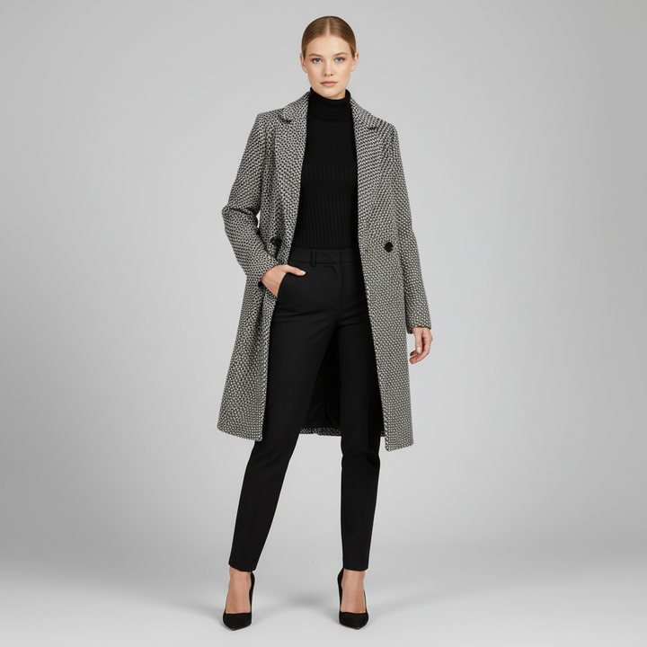 Elegante cappotto donna invernale a quadri bianchi e neri, taglio lungo doppiopetto con revers pronunciati.