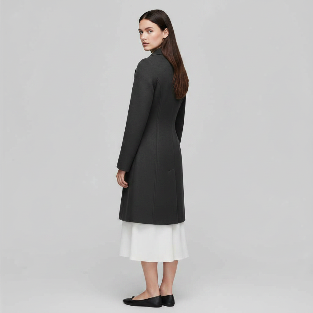 Cappotto lungo donna giallo vivace, moda femminile. Abbigliamento esterno con bottoni e collo a revers, autunno.