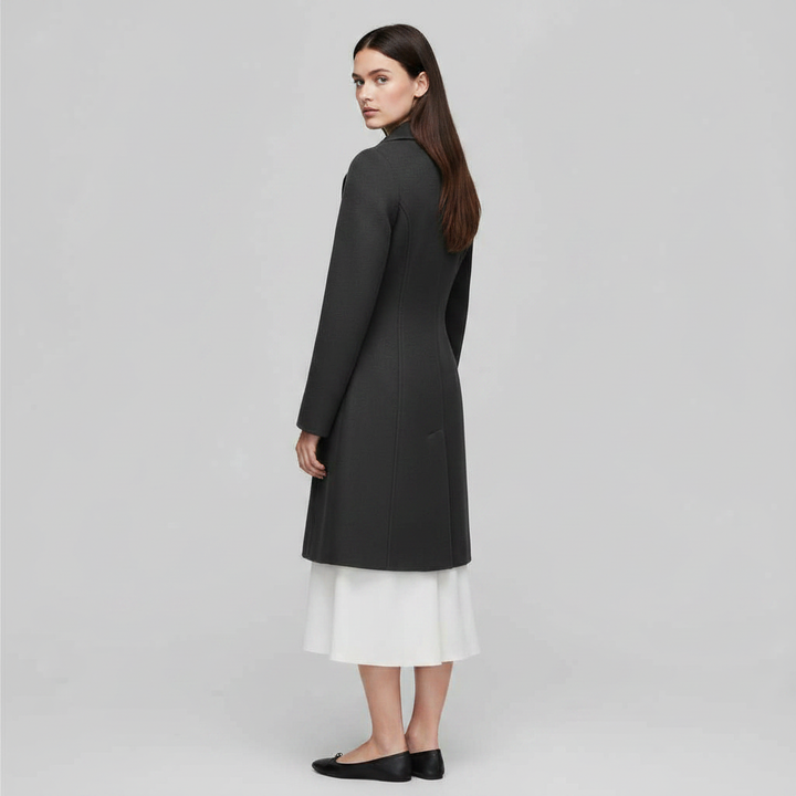 Cappotto lungo donna giallo vivace, moda femminile. Abbigliamento esterno con bottoni e collo a revers, autunno.