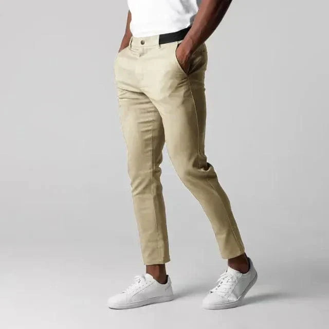 Pantaloni moda uomo: chino affusolato. Look casual elegante e moderno per la primavera e l'autunno.