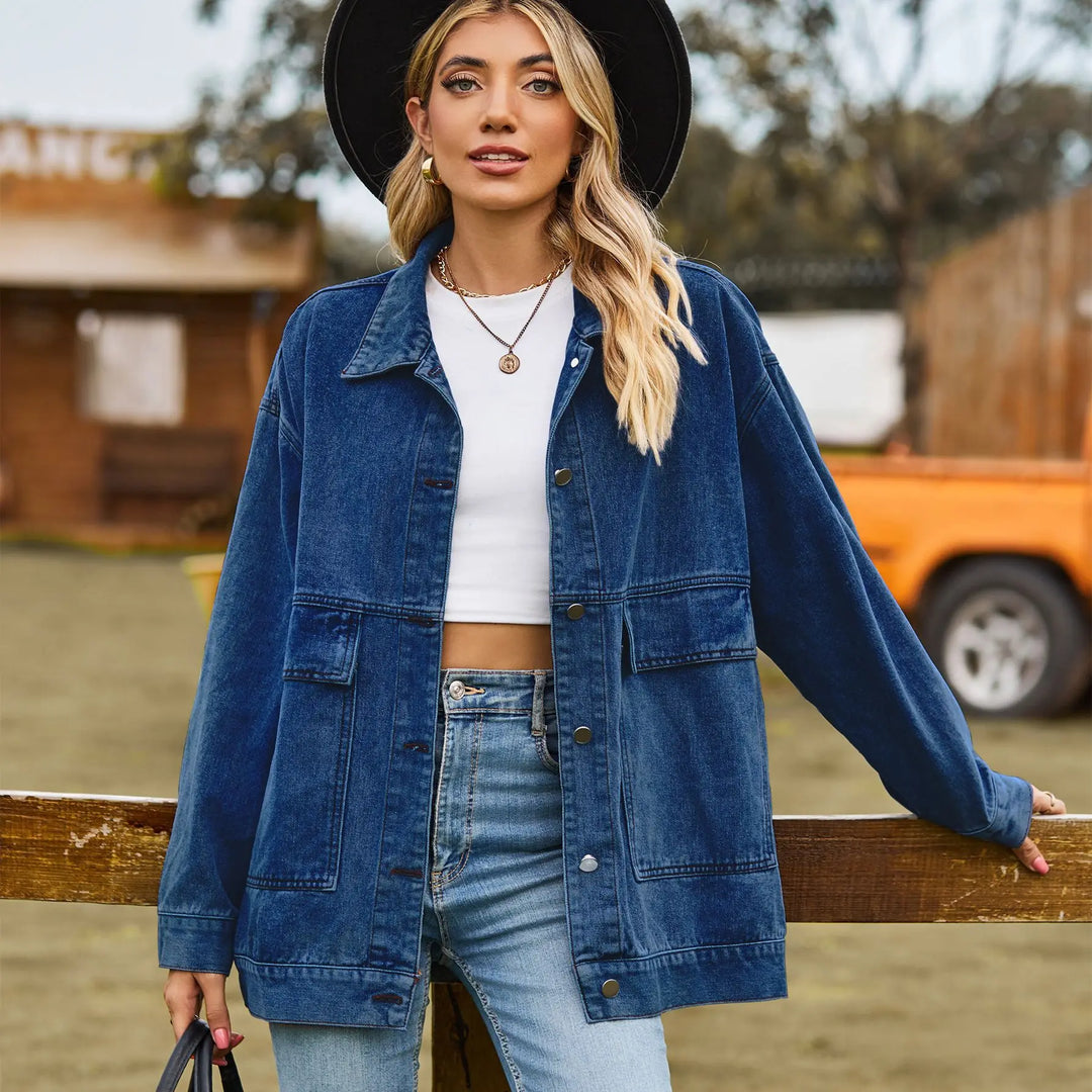 Giacca oversize da donna in denim, un capo elegante e casual per l'abbigliamento quotidiano e lo stile moda.