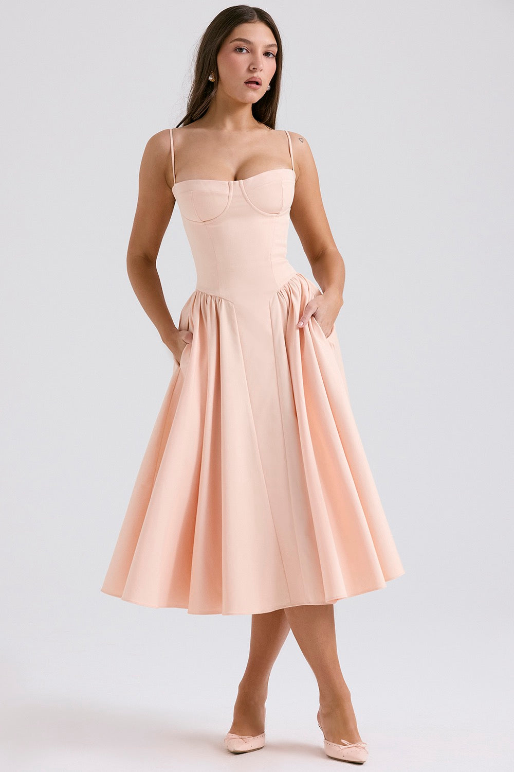 Abito da donna midi a corsetto con spalline regolabili, ideale per un'eleganza sofisticata e moda femminile.