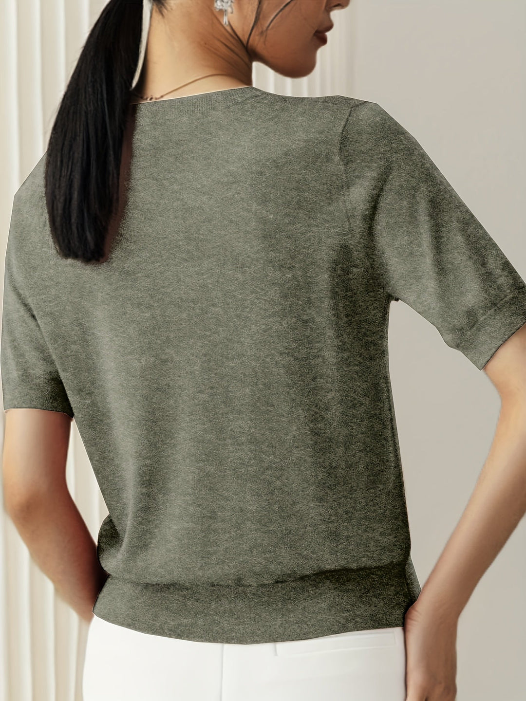 Top donna elegante e versatile, con maniche corte, perfetto per ogni outfit.