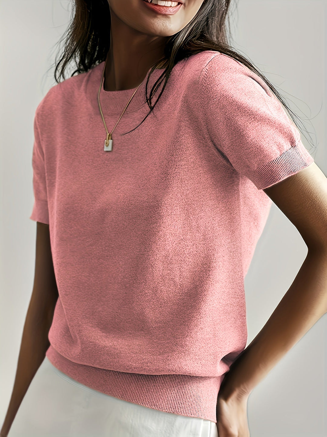 Casual ed elegante: maglietta donna a maniche corte, perfetta per la moda italiana.