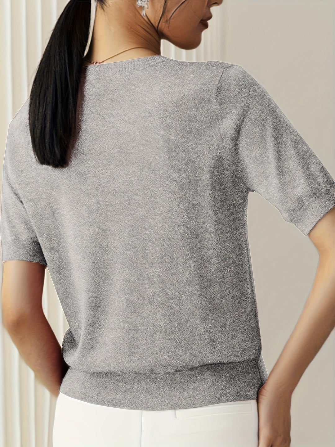 Maglietta a maniche corte da donna, ideale per un look casual-chic e versatile.