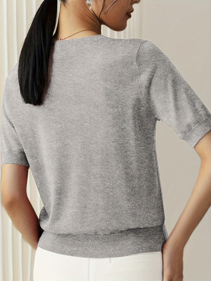 Maglietta a maniche corte da donna, ideale per un look casual-chic e versatile.