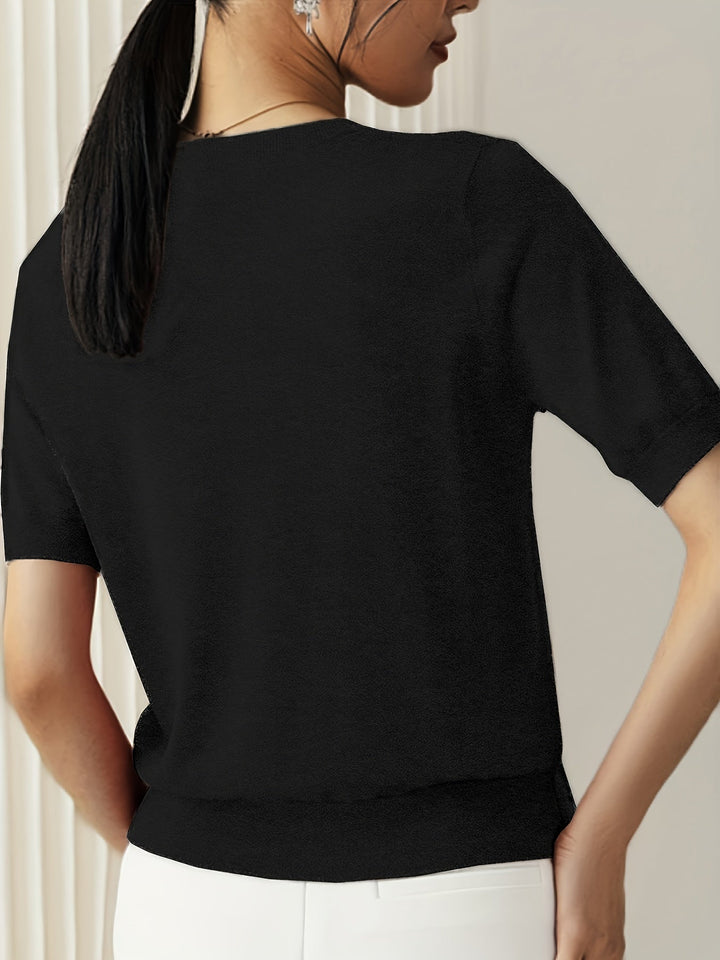 Maglietta donna versatile a maniche corte, perfetta per abbinamenti eleganti o casual.