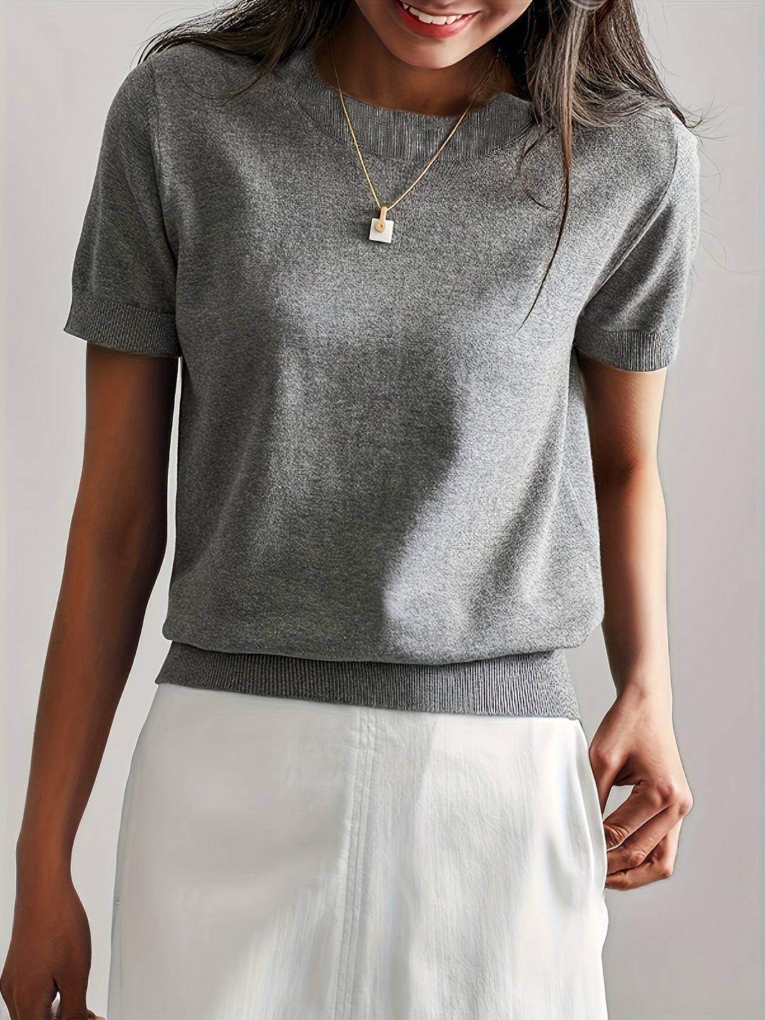 Maglietta donna versatile, stile casual chic, perfetta per giorno e sera.