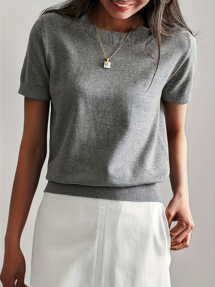 Maglietta donna versatile, stile casual chic, perfetta per giorno e sera.