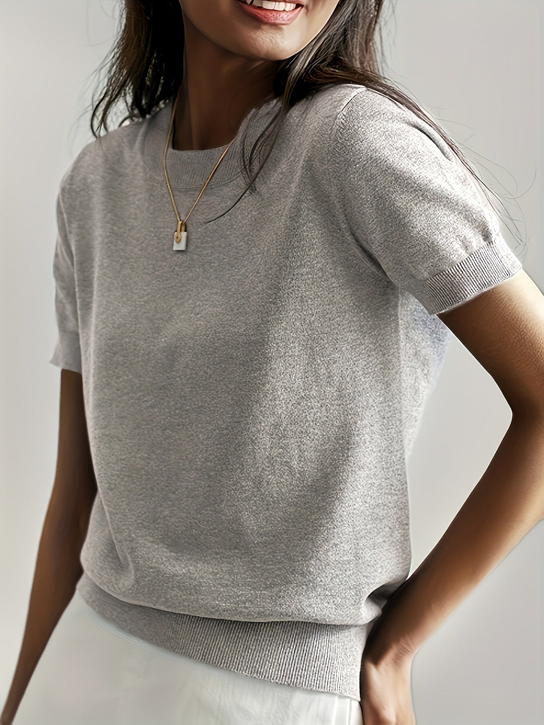 Maglietta donna casual a maniche corte, versatile per ogni outfit estivo.