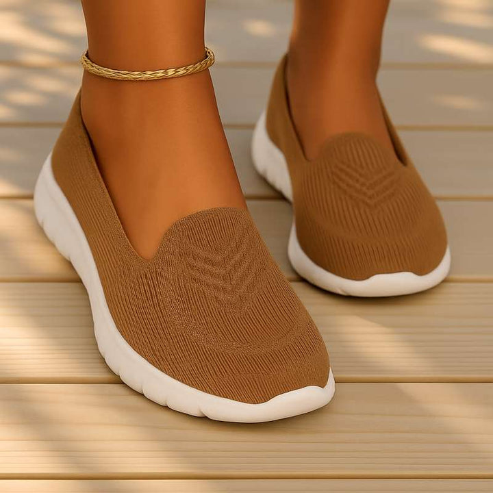 Sneakers slip-on da donna, comode, leggere e con supporto ortopedico per il passeggio.