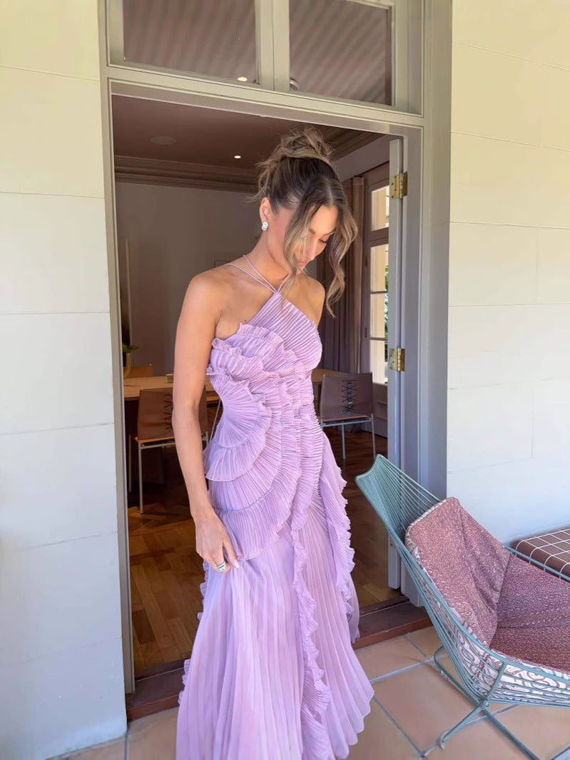 Vestito lungo donna elegante, scollo halter, stile fluido. Abito da cerimonia per moda femminile.
