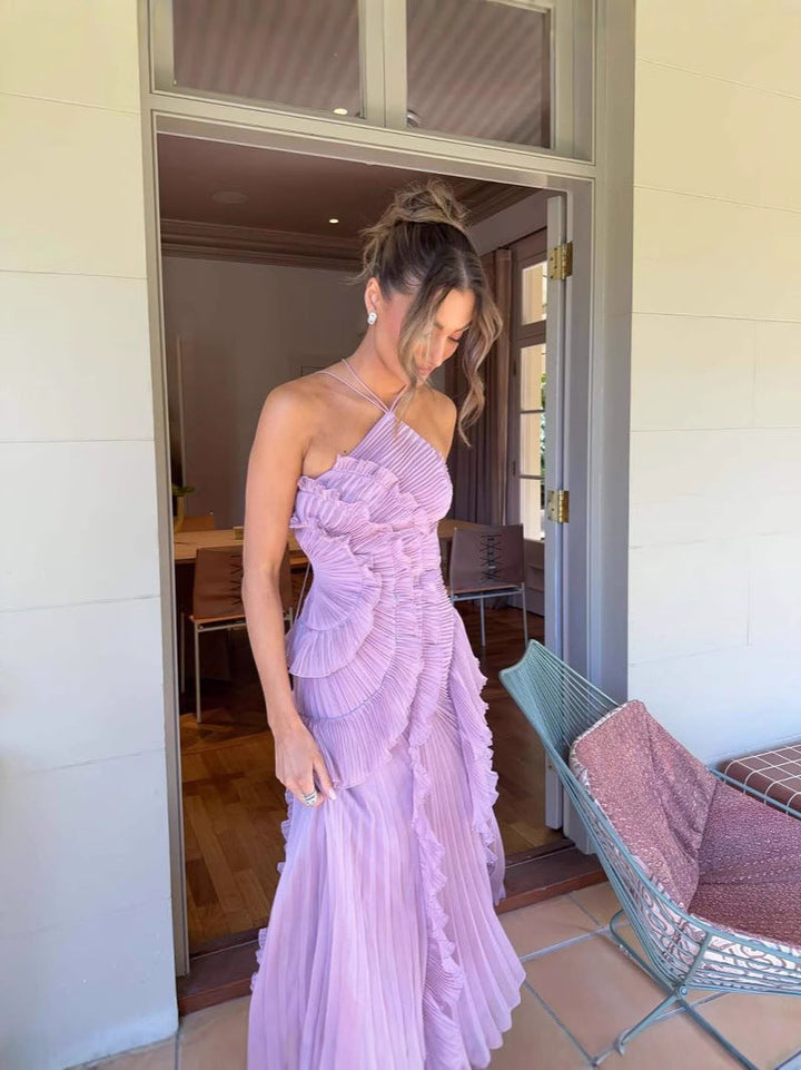 Vestito lungo donna elegante, scollo halter, stile fluido. Abito da cerimonia per moda femminile.