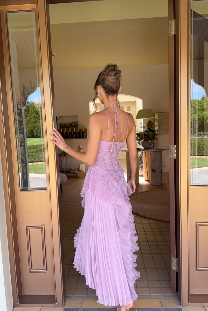 Abito donna elegante con scollo halter, vestito da cerimonia fluido. Perfetto per un look raffinato.