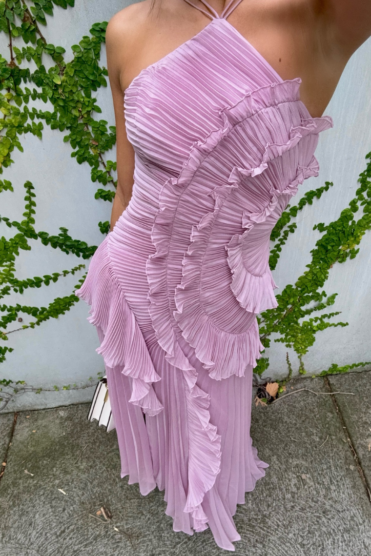 Abito da sera donna, scollo halter, vestito lungo elegante e fluido. Moda femminile per eventi speciali.