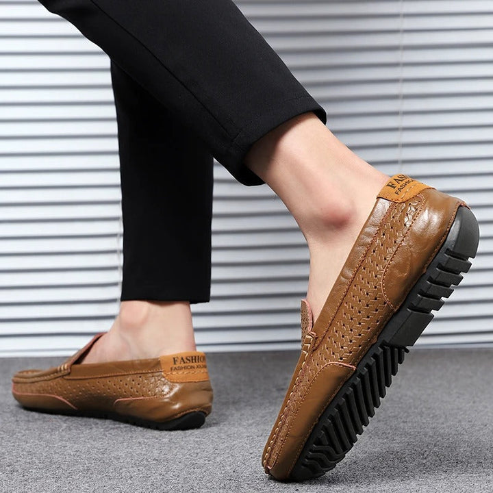 Eleganti mocassini marrone chiaro per uomo, casual slip-on, perfetti per primavera ed estate.