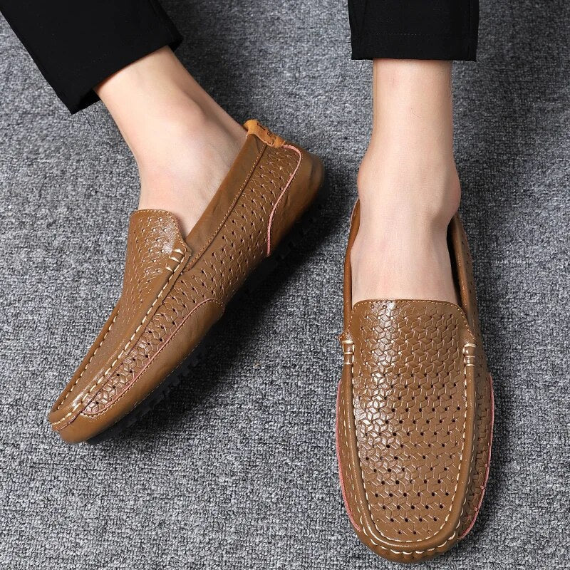 Mocassini uomo neri lucidi, casual e comodi, ideali per look quotidiani e moda uomo versatile.