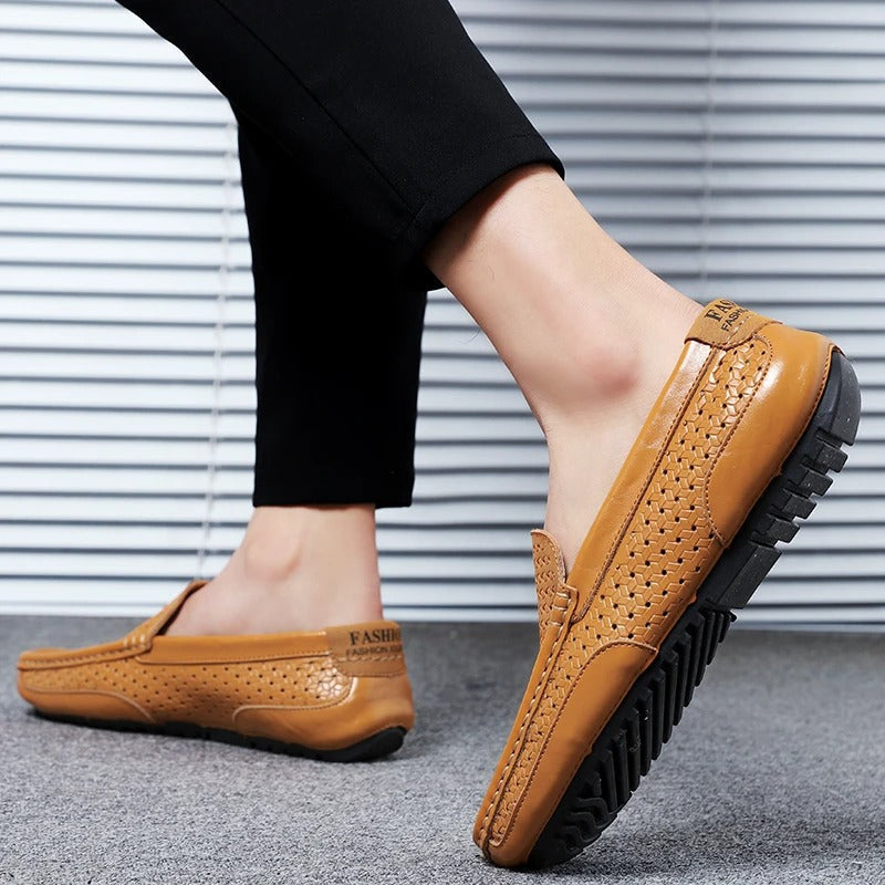 Mocassini blu scamosciati slip-on, comodi per uomo, ideali per la moda casual estiva.