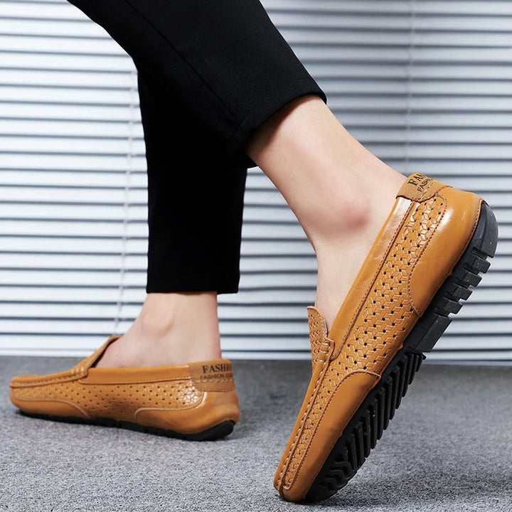Mocassini blu scamosciati slip-on, comodi per uomo, ideali per la moda casual estiva.