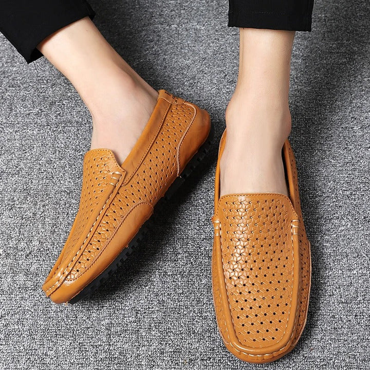 Mocassini uomo in pelle marrone scuro, casual-eleganti, perfetti per comfort e stile quotidiano.