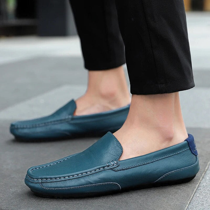 Mocassini casual grigi per uomo, in camoscio morbido, ideali per comfort e stile primaverile.