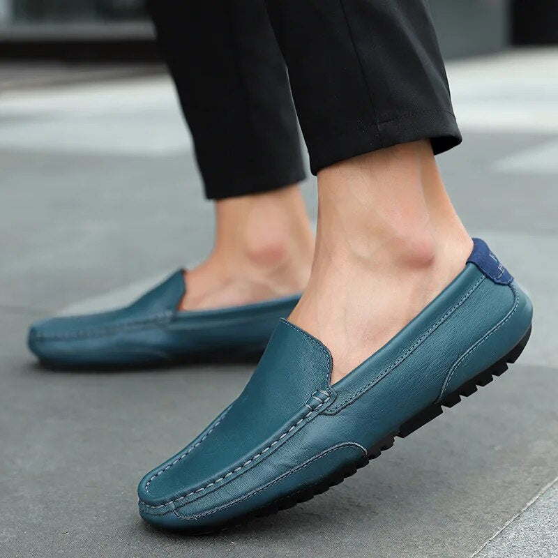 Mocassini eleganti da uomo in pelle blu, casual slip-on, perfetti per la moda estiva.