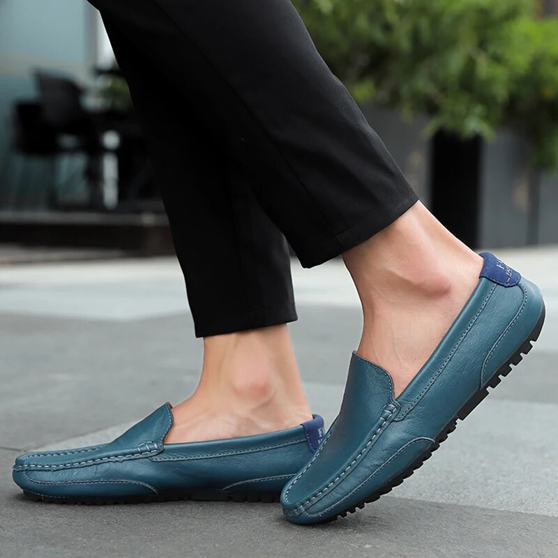 Comodi mocassini uomo marroni, slip-on traspiranti, per un look casual e quotidiano.